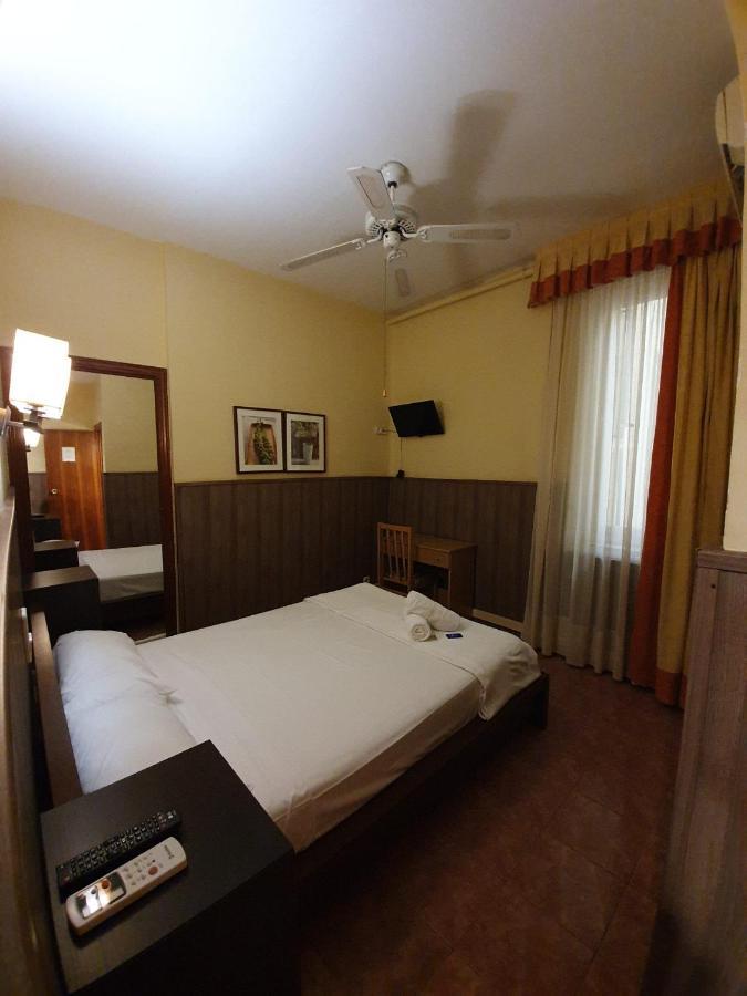 Hostal Oporto Madrid Luaran gambar