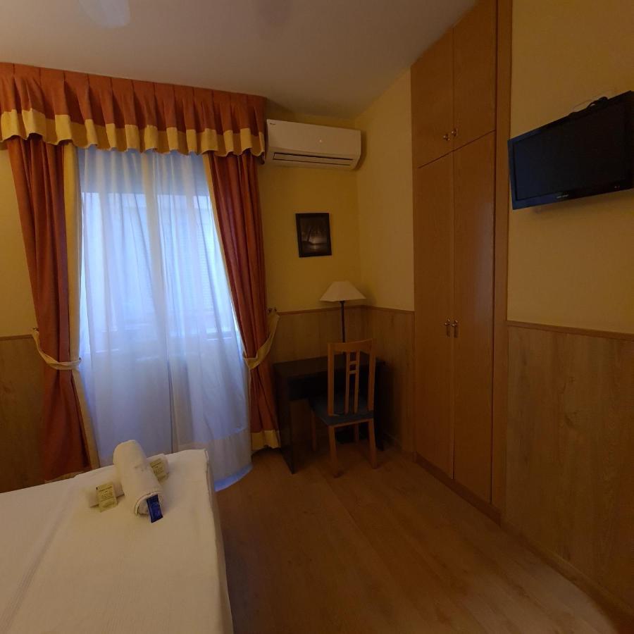 Hostal Oporto Madrid Luaran gambar