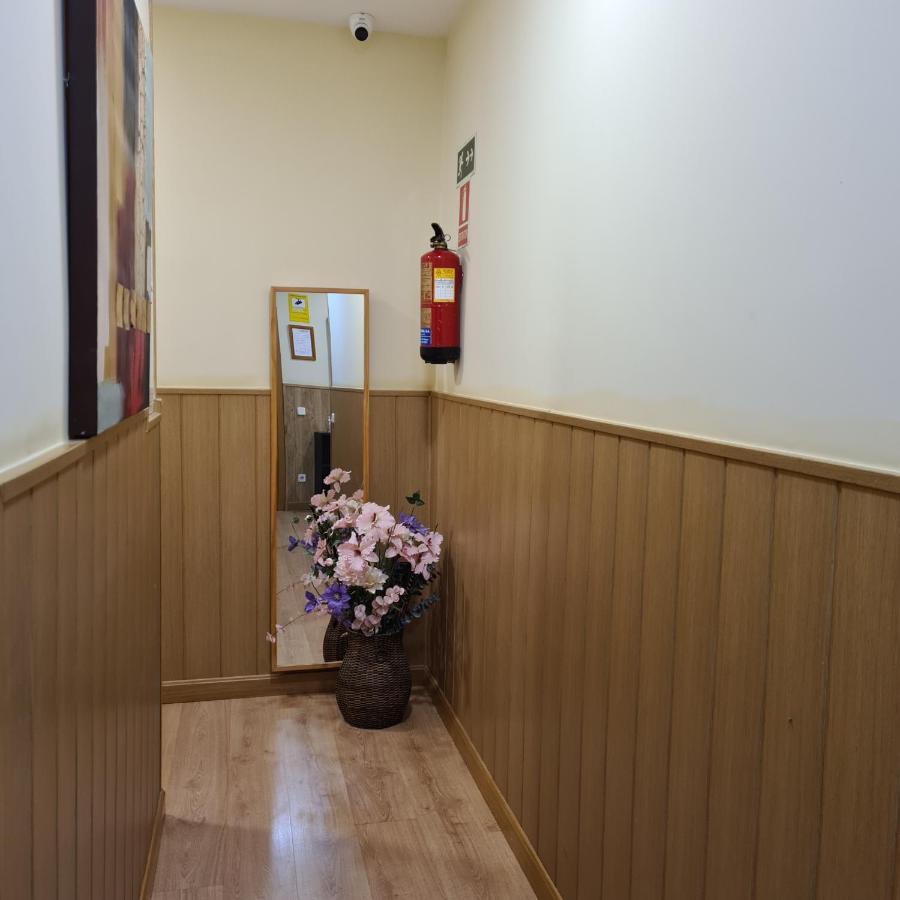 Hostal Oporto Madrid Luaran gambar