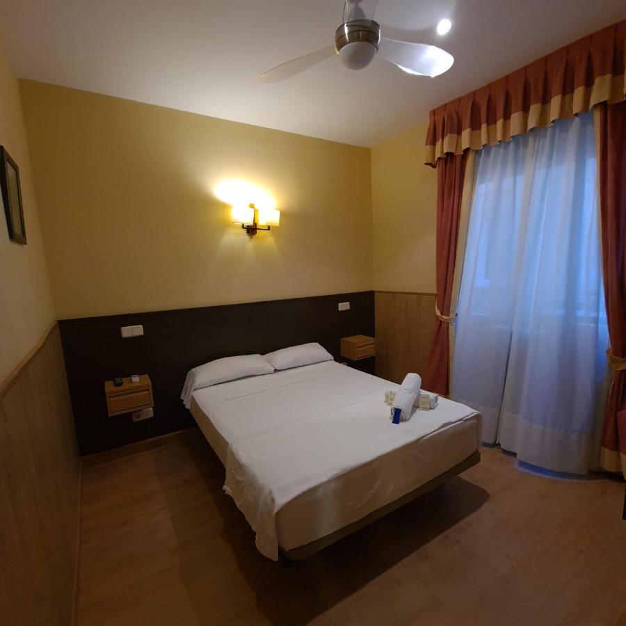 Hostal Oporto Madrid Luaran gambar