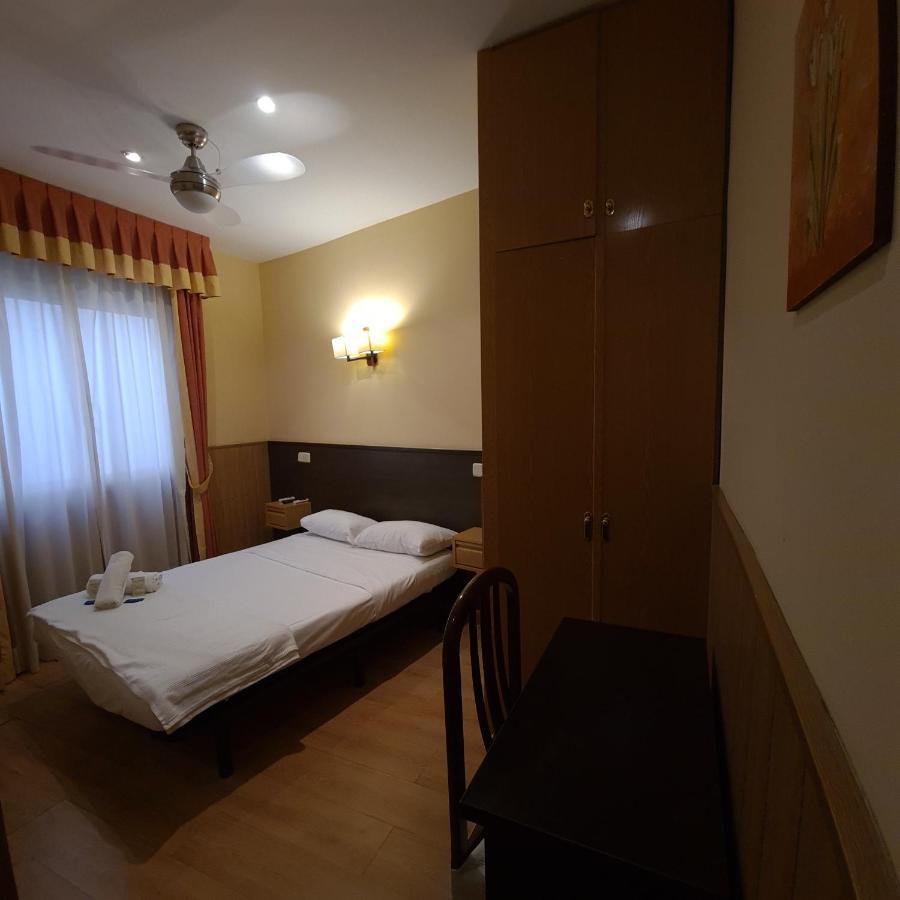 Hostal Oporto Madrid Luaran gambar