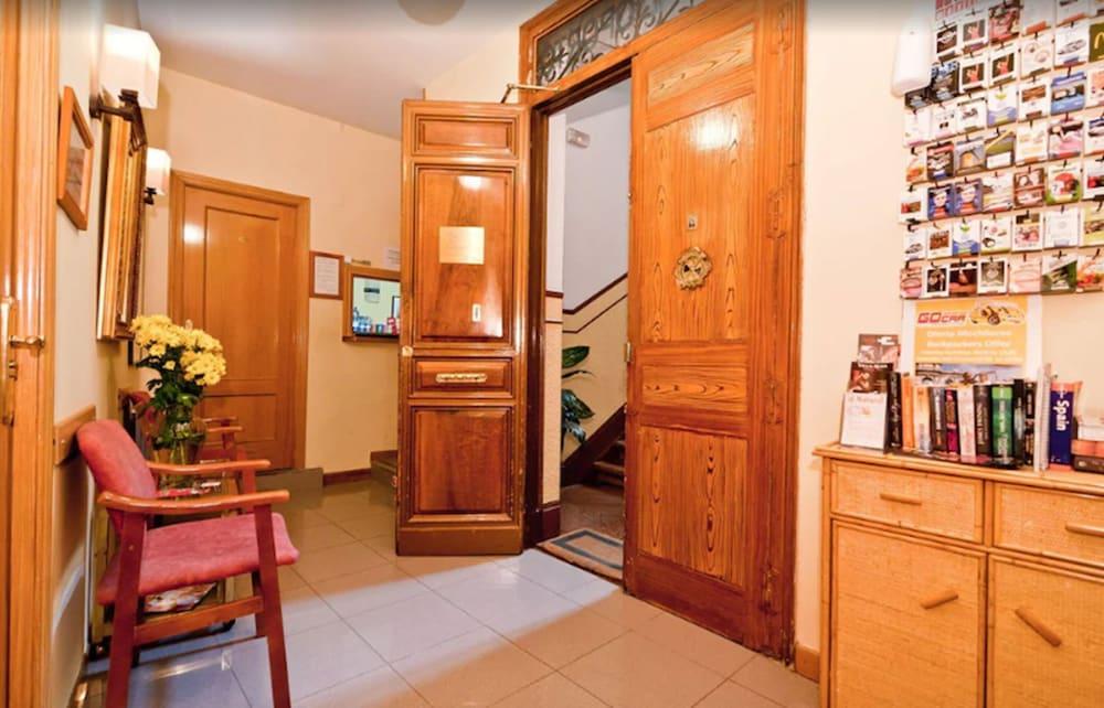 Hostal Oporto Madrid Luaran gambar